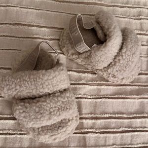Baby girl shearling slides 🧡